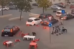 Cảnh thành phố du lịch ngập trong biển nước, ô tô trôi lềnh bềnh giữa phố