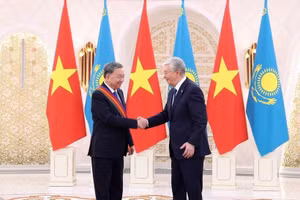 Tổng thống Kassym-Jomart Tokayev trao Huân chương Hữu nghị hạng Nhất của Nhà nước Kazakhstan cho Tổng Bí thư Tô Lâm. (Ảnh: Thống Nhất/TTXVN) 