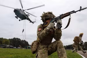 Một người lính Ukraine cầm súng trường. Ảnh: Army Spc. Preston Hammon/US DoD