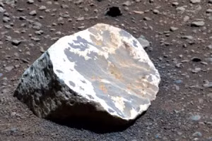 Một tảng đá trắng bị tẩy trắng trên sao Hỏa. Trên Trái Đất, những tảng đá như thế này chỉ hình thành sau hàng triệu năm trong điều kiện ấm áp và ẩm ướt. Nguồn: NASA