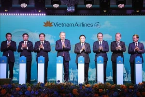 Tổng Bí thư Tô Lâm và các đại biểu thực hiện nghi thức công bố đường bay thẳng Hà Nội - Moskva của hãng hàng không Vietnam Airlines. (Ảnh: Thống Nhất/TTXVN)
