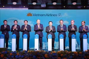 Tổng Bí thư Tô Lâm và các đại biểu thực hiện nghi thức công bố đường bay thẳng Hà Nội - Moskva của hãng hàng không Vietnam Airlines. (Ảnh: Thống Nhất/TTXVN)