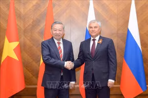 Tổng Bí thư Tô Lâm hội kiến Chủ tịch Duma Quốc gia Liên bang Nga Vyacheslav Volodin. (Ảnh: TTXVN)