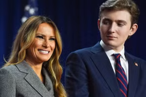 Bà Melania Trump và con trai Barron Trump.