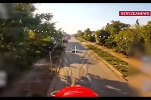Khoảnh khắc drone FPV tông thẳng xe, hầm trú ẩn và trạm Starlink