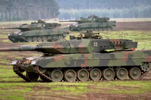 Xe tăng chiến đấu chủ lực Leopard 2.