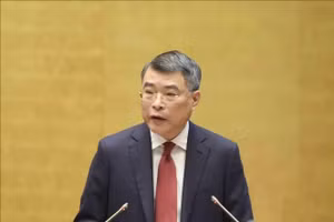 Đồng chí Lê Minh Hưng, Uỷ viên Bộ Chính trị, Bí thư Trung ương Đảng, Trưởng Ban Tổ chức Trung ương trình bày các nội dung chính, trọng tâm việc triển khai tổng kết Nghị quyết số 18 – NQ/TW ngày 25/10/2017 của Ban Chấp hành Trung ương Đảng khoá XII "Một số vấn đề về tiếp tục đổi mới, sắp xếp tổ chức bộ máy của hệ thống chính trị tinh gọn, hoạt động hiệu lực, hiệu quả". Ảnh: Phương Hoa/TTXVN 