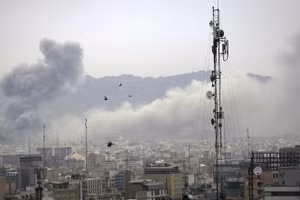 Khói bốc lên sau các cuộc không kích của Mỹ và Israel ở thủ đô Tehran, Iran, ngày 13/3.