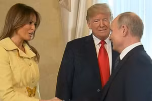 Bà Melania Trump cùng Tổng thống Donald Trump và Tổng thống Nga Vladimir Putin.