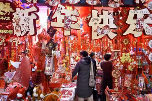 Người Trung Quốc mua đồ trang trí Tết.