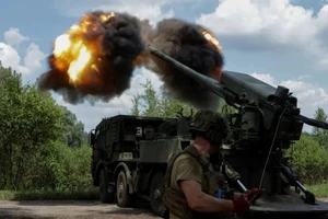 Các thành viên Lữ đoàn Pháo binh Độc lập số 48 khai hỏa pháo tự hành 2S22 Bohdana của Ukraine. (Ảnh: Sofiia Gatilova/Reuters)