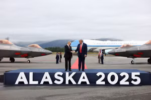 Ông Trump và ông Putin bắt tay ở Alaska tìm lối thoát cho xung đột Ukraine