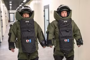 Nhân viên của Cơ quan Tình trạng Khẩn cấp Nhà nước Ukraine mặc đồ bảo hộ do Nhật Bản và Chương trình Phát triển của Liên Hợp Quốc cung cấp tại Kiev. (Ảnh: Kyodo)