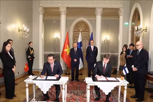 Tổng Bí thư Tô Lâm và Tổng thống Cộng hòa Phần Lan Alexander Stubb chứng kiến lễ ký Bản ghi nhớ về hợp tác song phương trong lĩnh vực môi trường, đa dạng sinh học và biến đổi khí hậu giữa Bộ Nông nghiệp và Môi trường Việt Nam và Bộ Môi trường Phần Lan. Ảnh: Thống Nhất/TTXVN 