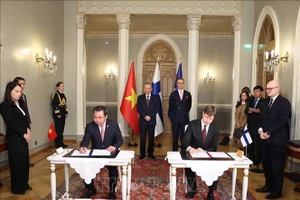 Tổng Bí thư Tô Lâm và Tổng thống Cộng hòa Phần Lan Alexander Stubb chứng kiến lễ ký Bản ghi nhớ về hợp tác song phương trong lĩnh vực môi trường, đa dạng sinh học và biến đổi khí hậu giữa Bộ Nông nghiệp và Môi trường Việt Nam và Bộ Môi trường Phần Lan. Ảnh: Thống Nhất/TTXVN 