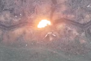 Hỏa lực tập kích xưởng lắp ráp UAV và xuồng không người lái