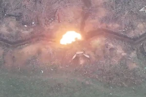 Hỏa lực tập kích xưởng lắp ráp UAV và xuồng không người lái