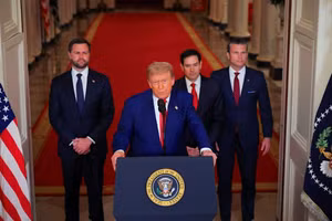 Tổng thống Trump và các quan chức Mỹ.