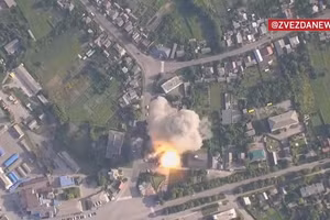 Khoảnh khắc cặp UAV Geran tấn công điểm triển khai quân ở Sumy