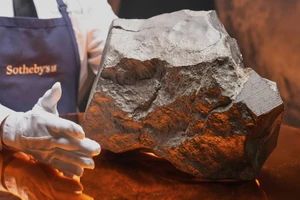 Một thiên thạch sao Hỏa, nặng 24,67 kg, được cho là mảnh sao Hỏa lớn nhất trên Trái Đất, tại Sotheby’s, New York, ngày 9/7 và nó đã được bán với giá hơn 5 triệu USD.