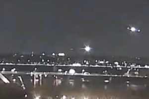 Video máy bay chở 64 người va chạm với trực thăng Black Hawk