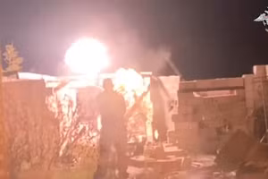 Tên lửa Kinzhal dội xuống mục tiêu, xóa sổ 100 xe cơ giới và loạt kho đạn