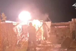 Tên lửa Kinzhal dội xuống mục tiêu, xóa sổ 100 xe cơ giới và loạt kho đạn