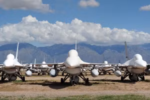 Không quân Mỹ đang gửi một số máy bay F-16 đã nghỉ hưu không còn hoạt động đến Ukraine để làm phụ tùng thay thế. Ảnh: Không quân Mỹ.