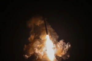 Hình ảnh do Không quân Hoa Kỳ cung cấp, chụp lại khoảnh khắc tên lửa Minuteman III được phóng từ Căn cứ Không gian Vandenberg, California.