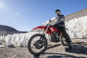 Kỳ tích xe điện chinh phục núi lửa cao nhất thế giới