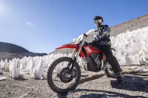 Kỳ tích xe điện chinh phục núi lửa cao nhất thế giới