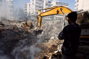 Một người theo dõi tại địa điểm xảy ra cuộc không kích của Israel, ở vùng ngoại ô phía nam Beirut, Lebanon, ngày 28/3. Ảnh: Mohamed Azakir/Reuters