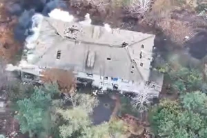 Hỏa lực đánh sập 16 kho đạn, bắn rụng tiêm kích Su-27