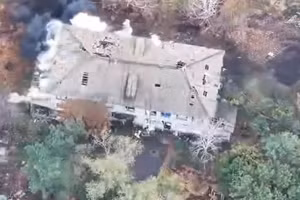 Hỏa lực đánh sập 16 kho đạn, bắn rụng tiêm kích Su-27