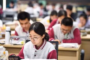 Khi ông Trump thay đổi quan điểm về học sinh Trung Quốc, Bắc Kinh lại tăng cường đầu tư vào giáo dục AI - báo hiệu một cuộc chiến tranh lạnh mới trong giáo dục. (Costfoto/NurPhoto qua Getty Images)