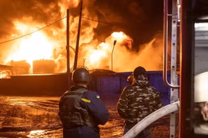 Lính cứu hỏa cố gắng dập tắt đám cháy sau một cuộc tấn công vào một kho chứa khí đốt ở Khu vực Kharkov của Ukraine. Ảnh: Getty Images / Yevhen Titov