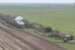 Video FPV hạ gục pháo Akatsiya ngụy trang bên sông Dnieper