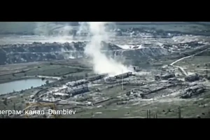 Binh lính Ukraine tham gia huấn luyện quân sự gần tiền tuyến ở Donetsk ngày 15/3. Ảnh: Getty Images / Jose Colon