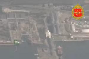 Nga tập kích tàu chở hàng trên Biển Đen, tấn công trung tâm hậu cần Ukraine