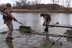 Video dựng cầu phao ở Kursk