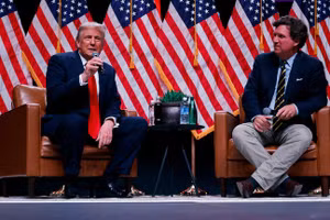 Ông Trump trong cuộc phỏng vấn trực tiếp với nhà báo Mỹ Tucker Carlson.