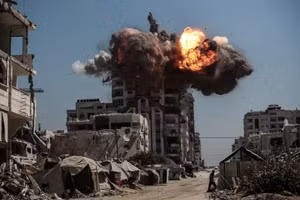 Khói bốc lên sau các cuộc không kích của Israel đánh trúng và phá hủy nhiều tòa nhà và tòa tháp cao tầng ở Thành phố Gaza, ngày 14/9. Ảnh: Abdalhkem Abu Riash/Anadolu.