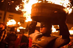 Lễ hội Tar Barrel rực lửa chào đón năm mới ở Anh
