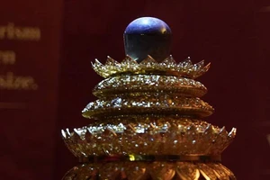 ‘Ngôi sao tím’ khổng lồ ở Sri Lanka trị giá 300-400 triệu USD gây chấn động