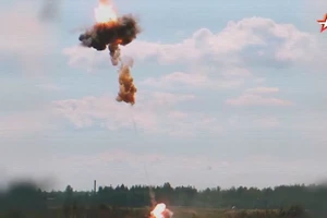 Mìn ‘độc lạ’ của công binh tự nhảy đánh xuyên nóc xe bọc thép