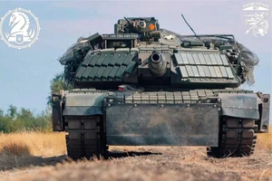 Xe tăng M1A1 SA Abrams của Mỹ được Ukraine nâng cấp, trang bị khối giáp phản ứng nổ Kontakt-1 và giáp tháp pháo để chống lại các mối đe dọa trên chiến trường hiện đại, bao gồm drone và đạn tấn công từ trên xuống. (Ảnh: Bộ Quốc phòng Ukraine)