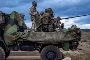 Quân đội Pháp đứng trên bệ chống drone PROTEUS. Ảnh: Bộ Quốc phòng Pháp