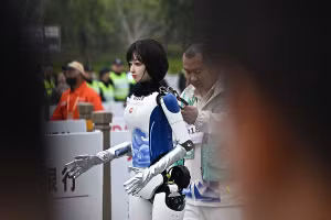 Chùm ảnh: Trung Quốc thể hiện sức mạnh công nghệ với robot chạy marathon