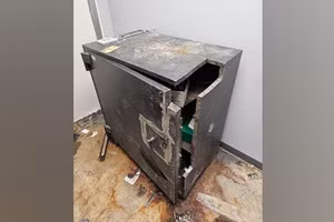 Kẻ trộm đột nhập vào két sắt để lấy cắp số trang sức trị giá hơn 1 triệu USD.