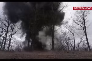 Video binh sĩ dùng xe máy phá hủy hầm trú ẩn của đối phương